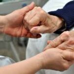 Nurse sparks internet reaction with photo of old lady’s hand