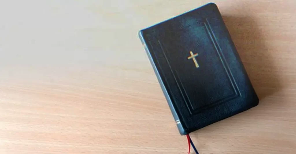 Old Lady Disinherits Grandson, Leaves Him Only a Bible & Note Saying, ‘Open It When It’s Hard’ – Story of the Day