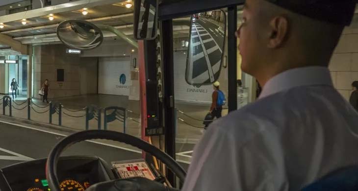 Bus Driver Kicks Out Old Lady into the Cold, Sees Her Framed Photo When Meeting His Fiancée — Story of the Day