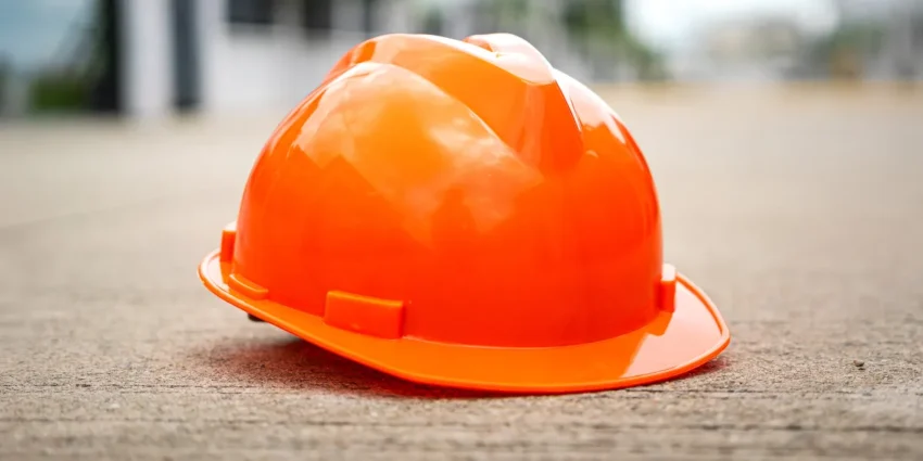 Poor Builder’s Father Gives Him an Envelope Before Passing Away with Instructions to Open It 10 Years Later – He Finally Does