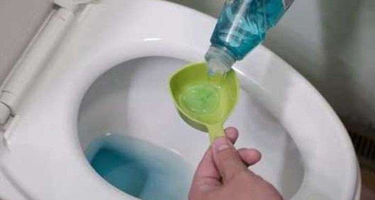How To Unclog A Toilet Without Using A Plunger