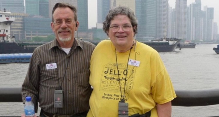 After several months, the husband who left his wife of almost fifty years begs for forgiveness on his knees.