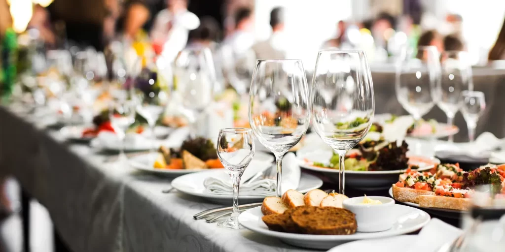 Bride & Groom Canceled Their Catering at the Last Minute – Then They Came Crashing Down to Earth